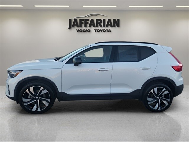 2025 Volvo XC40 Plus photo 3