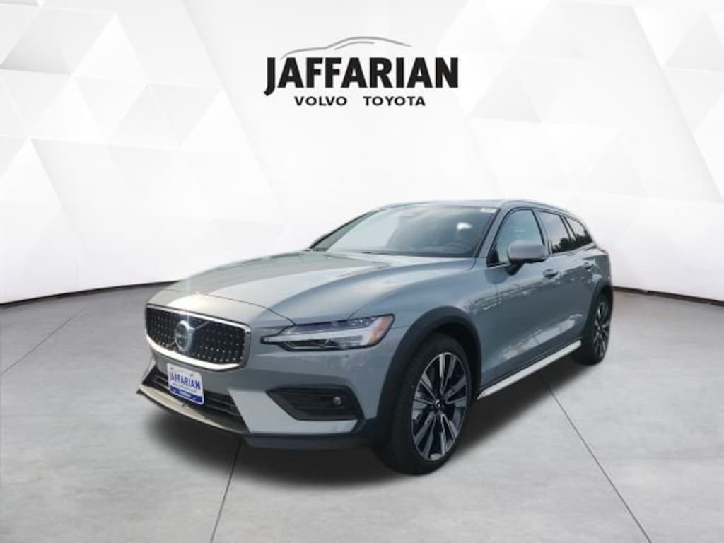 New 2026 Volvo V60 Cross Country B5 Ultra Wagon