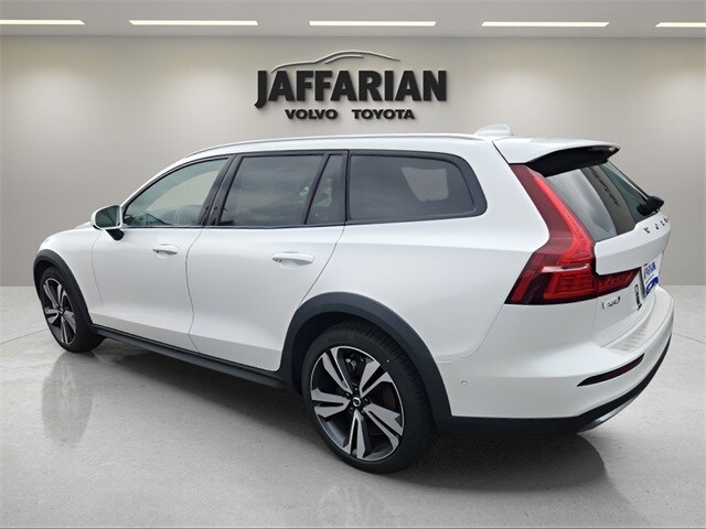 2025 Volvo V60 Cross Country B5 Plus photo 4