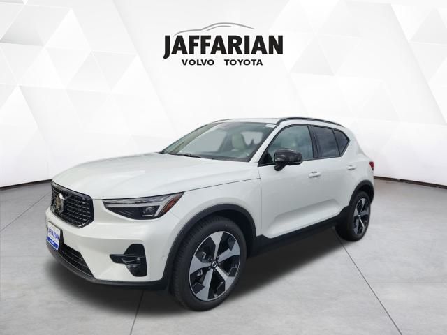 2026 Volvo XC40 Plus photo 2