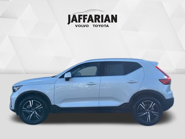 2025 Volvo XC40 Core photo 3