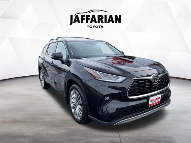 2025 Toyota Highlander Platinum's photo