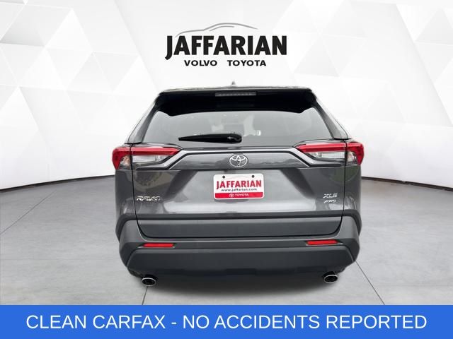2019 Toyota RAV4 XLE photo 4