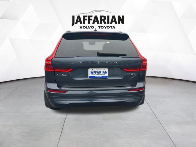 2022 Volvo XC60 B5 Momentum photo 3