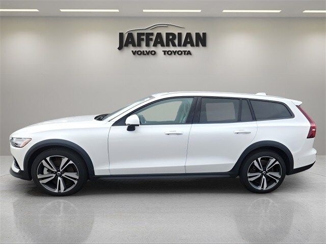 2025 Volvo V60 Cross Country B5 Plus photo 3