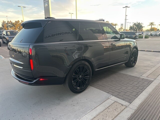 2024 Land Rover Range Rover SE photo 3