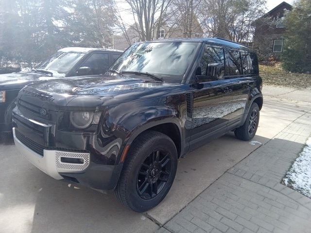 2024 Land Rover Defender S's photo