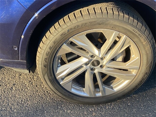 2023 Audi Q7 55 Premium Plus photo 2