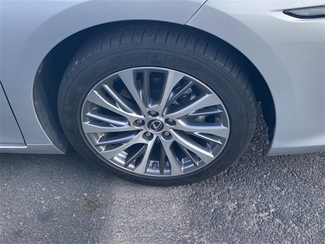 2020 Lexus ES 300h photo 4