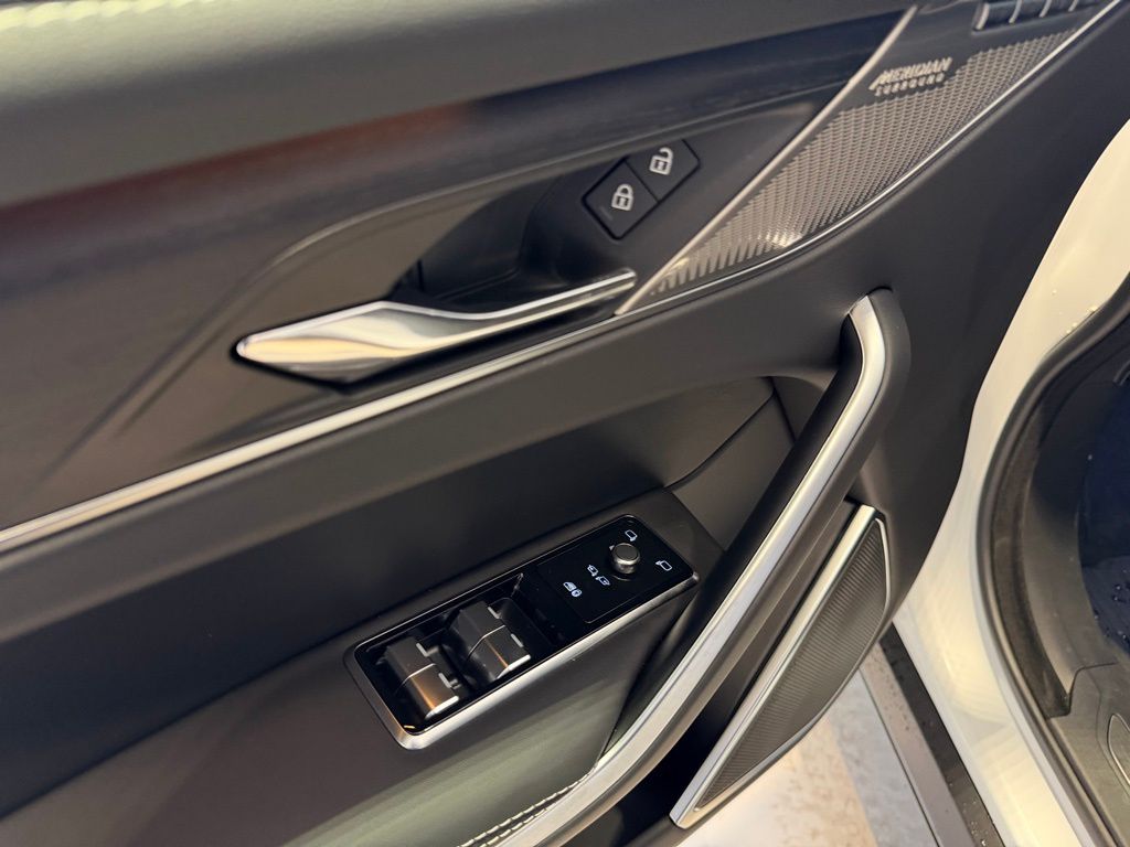 2026 Jaguar F-Pace R-Dynamic S - Photo 25