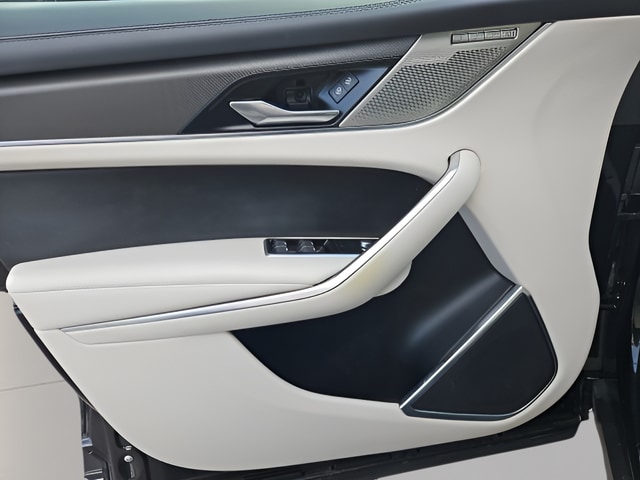 2024 Jaguar F-PACE SVR - Photo 13