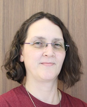 Staff member Anna Dubois from ID_b242b80dca9e