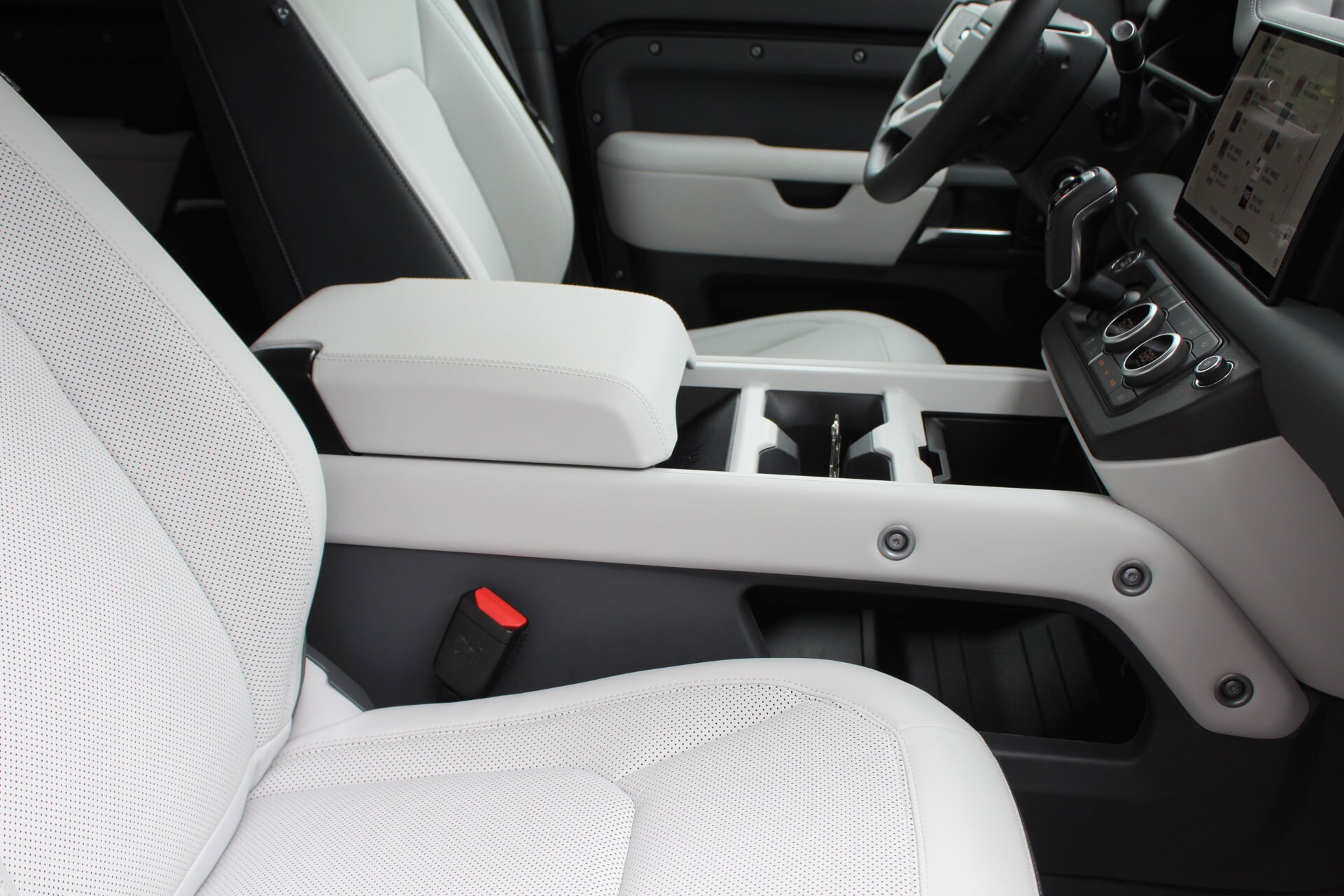 2025 Land Rover Defender 110 S photo 3