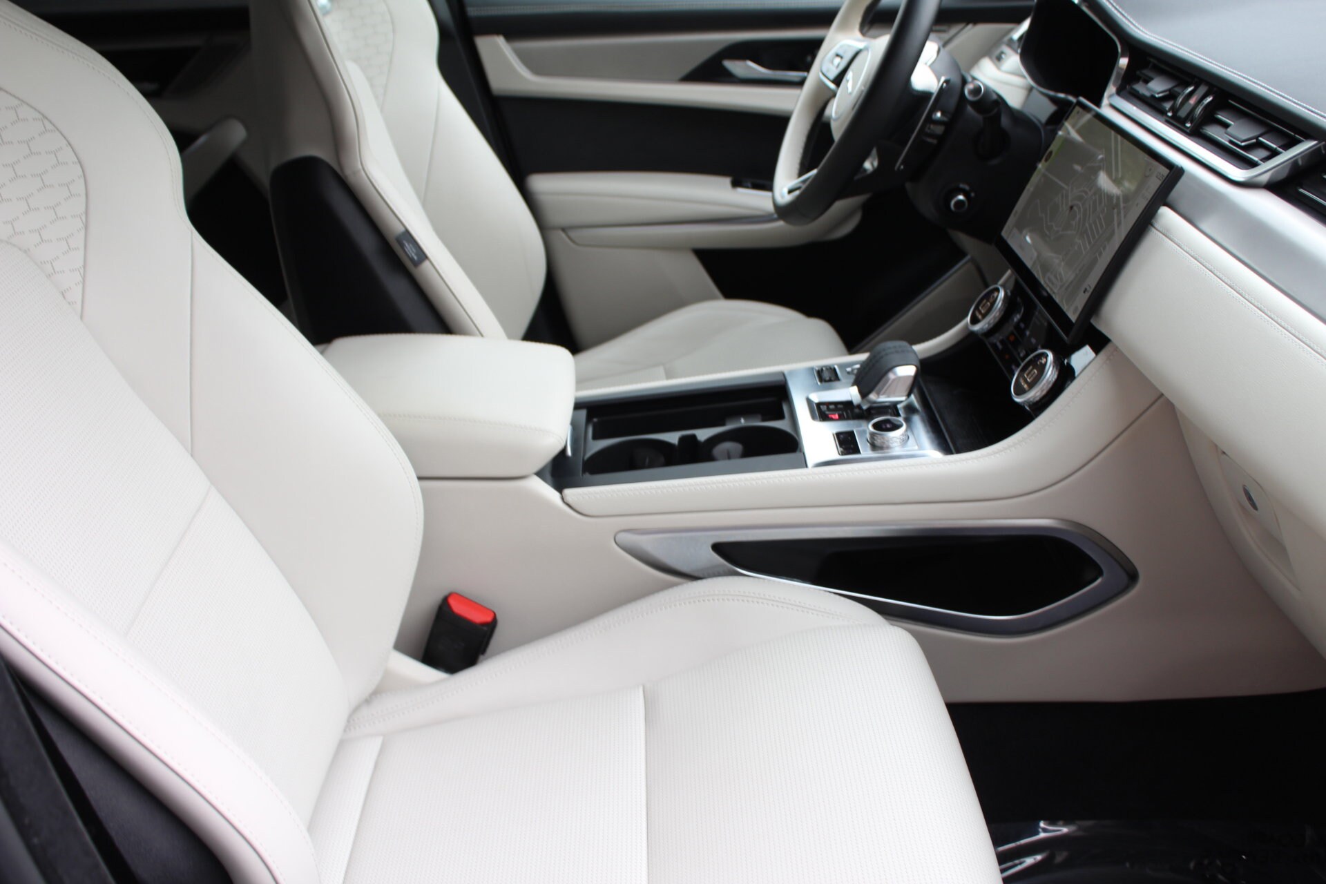 2025 Jaguar F-PACE P250 R-Dynamic S photo 3
