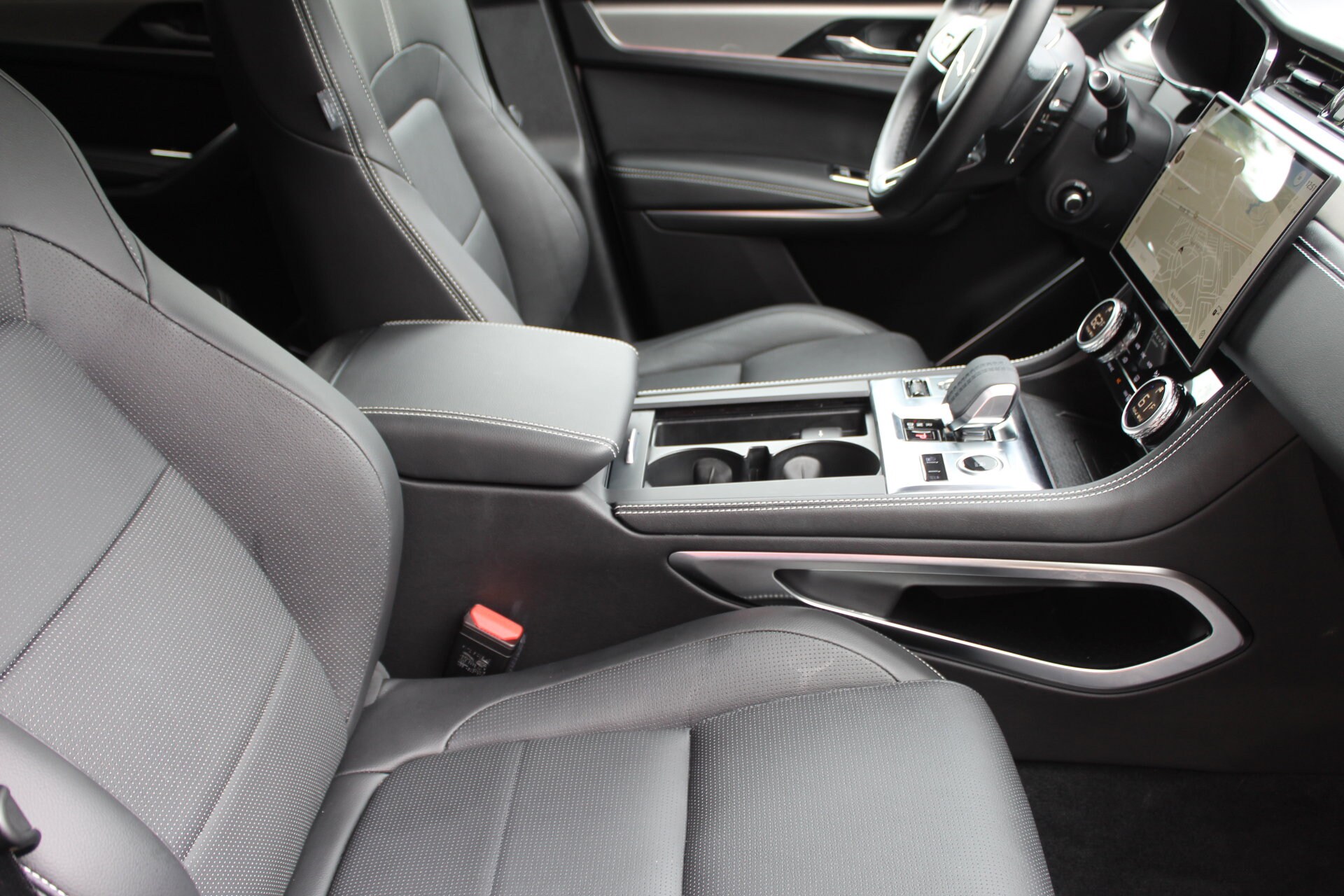 2025 Jaguar F-PACE P400 R-Dynamic S photo 3