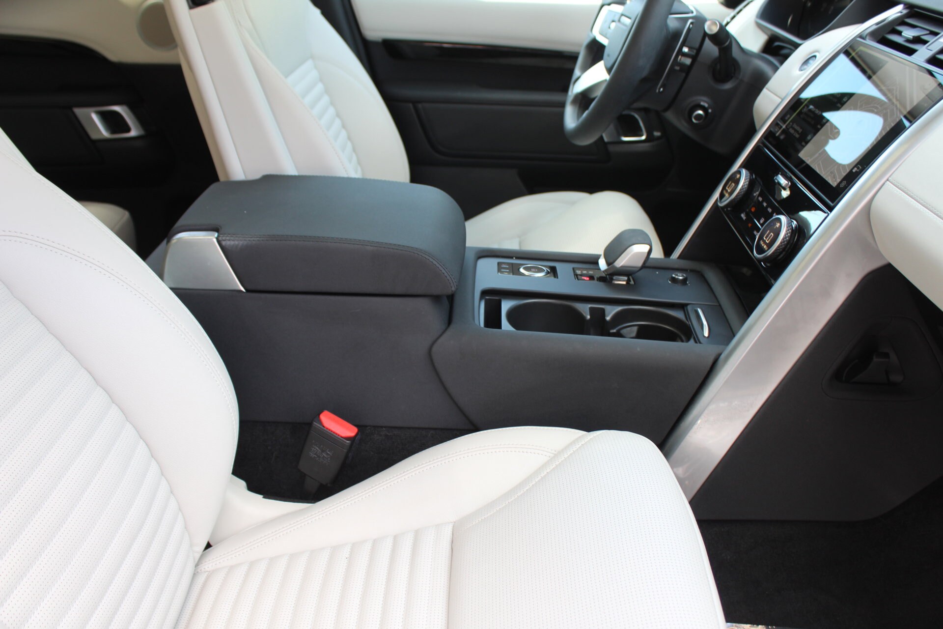 2024 Land Rover Discovery P300 S photo 3