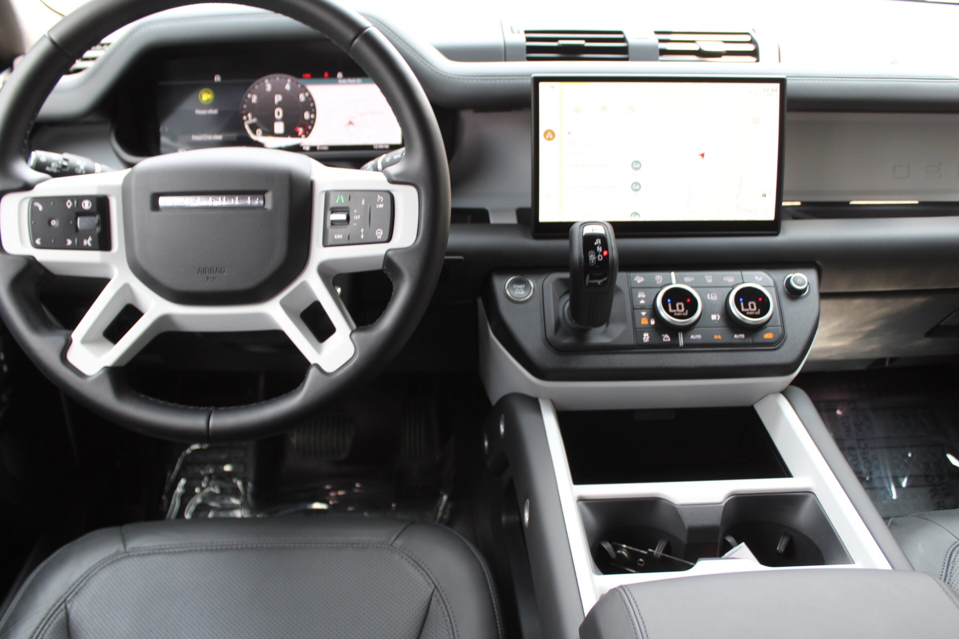 2025 Land Rover Defender 110 X-Dynamic SE photo 3