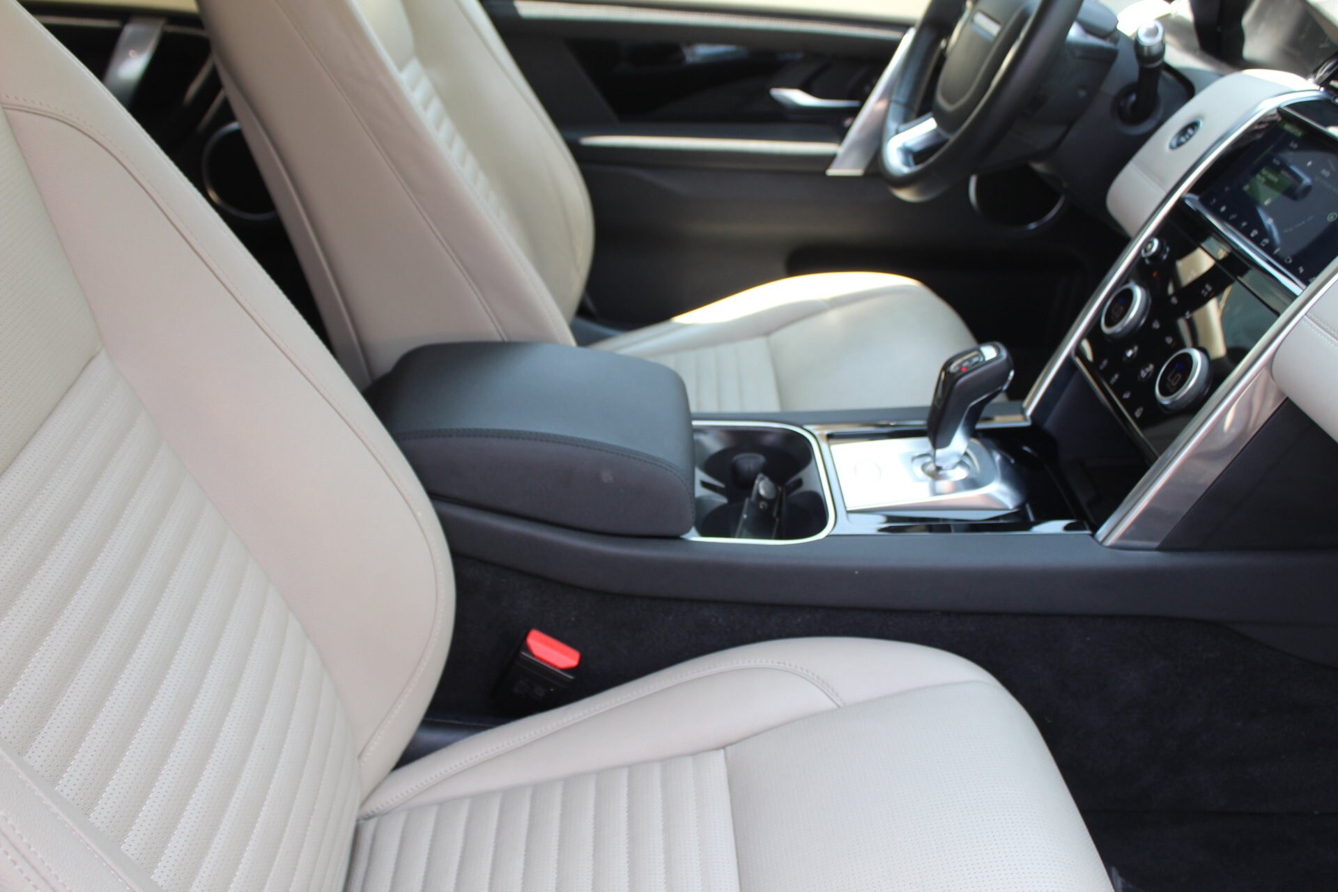 2020 Land Rover Discovery Sport S photo 3