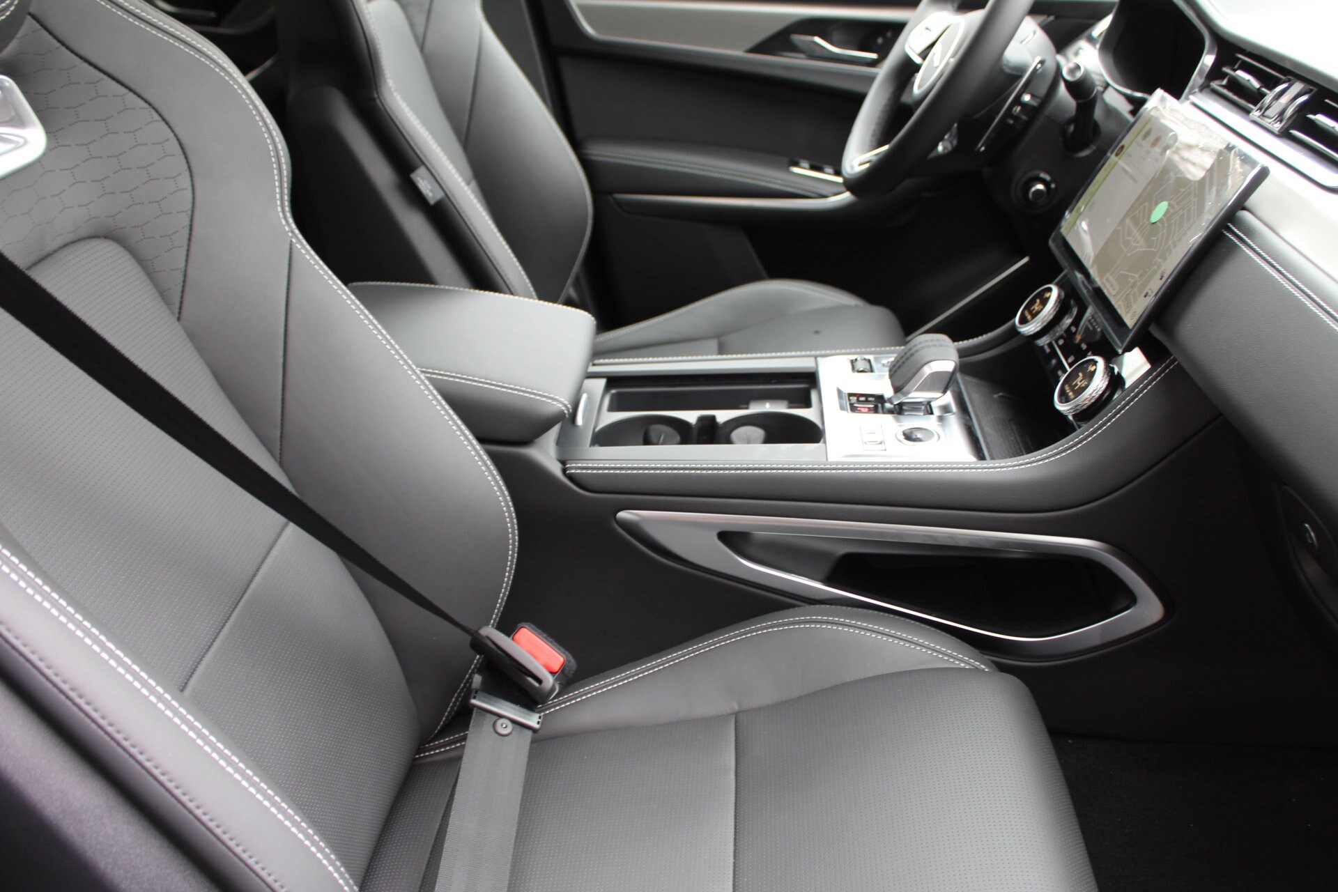 2026 Jaguar F-PACE P400 R-Dynamic S photo 3