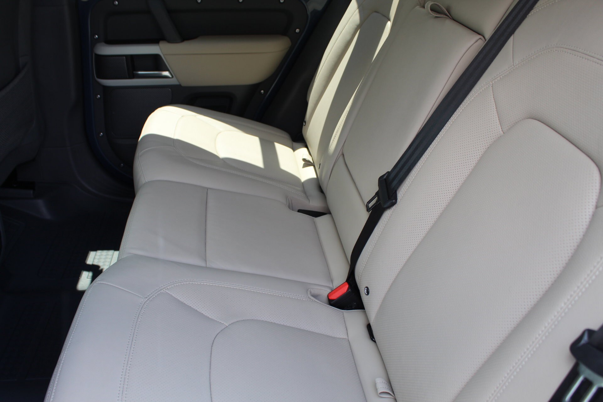 2024 Land Rover Defender 110 S photo 4