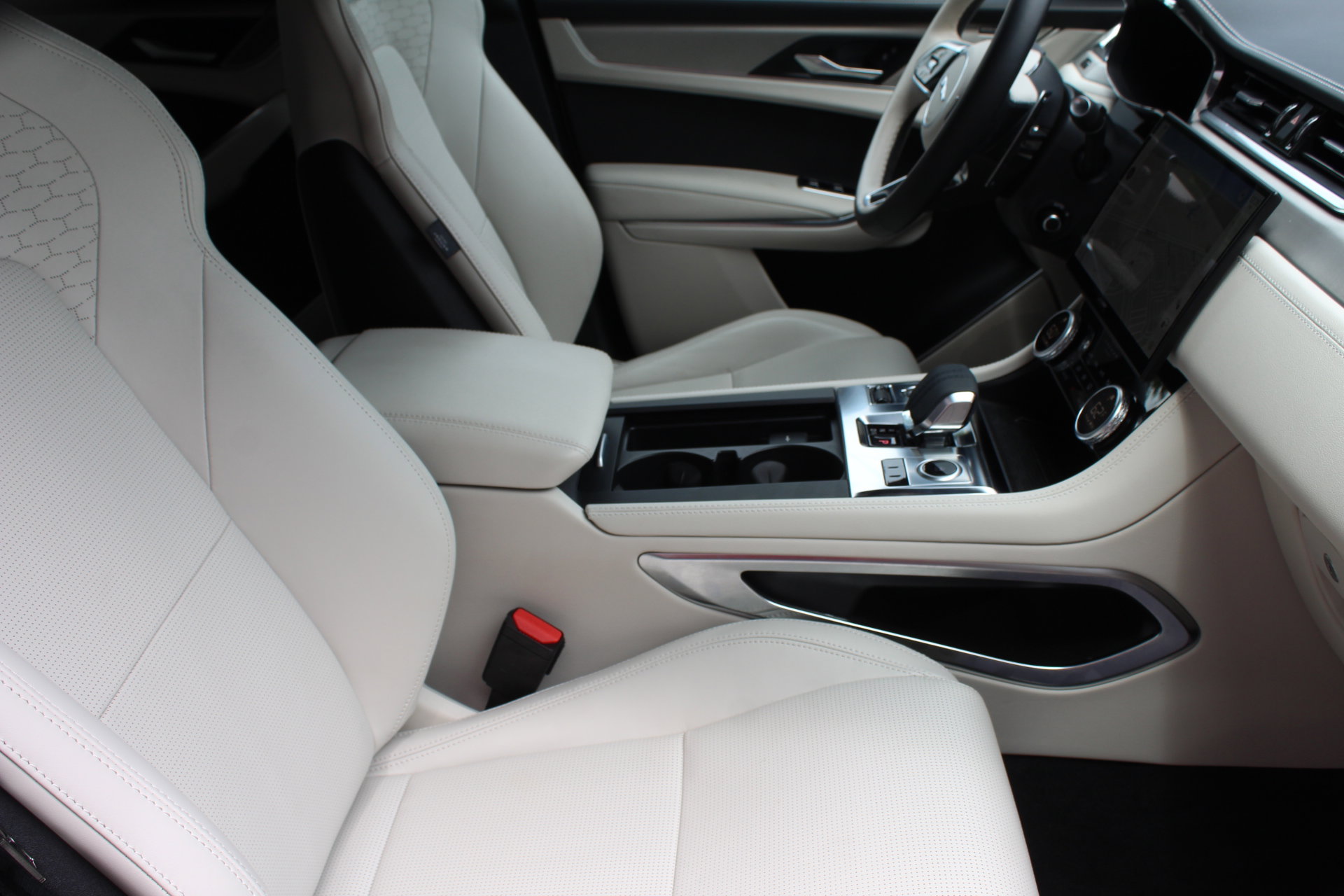 2025 Jaguar F-PACE P250 R-Dynamic S photo 3