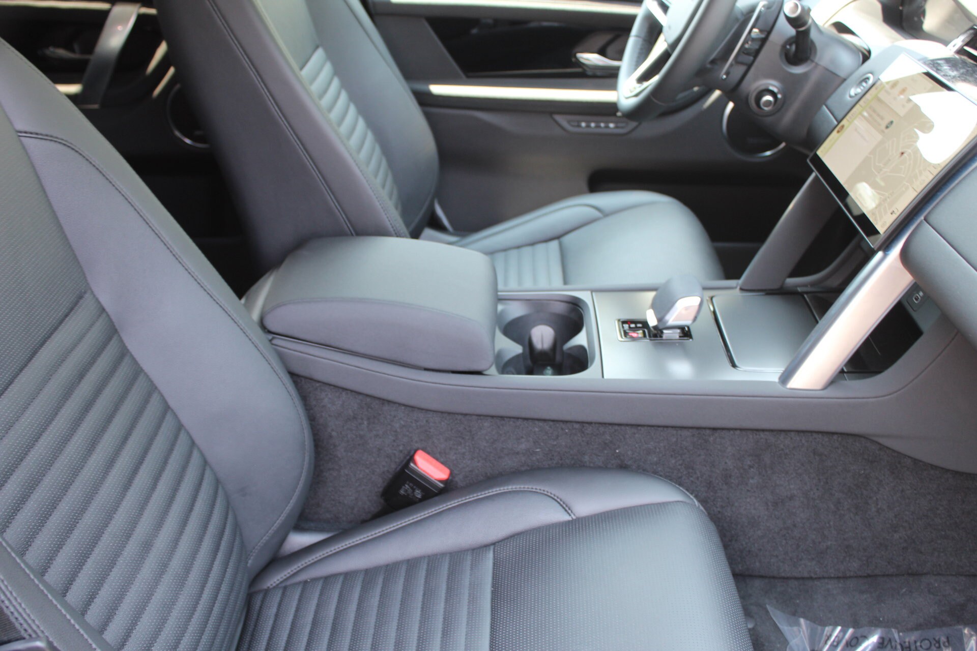 2024 Land Rover Discovery Sport S photo 3