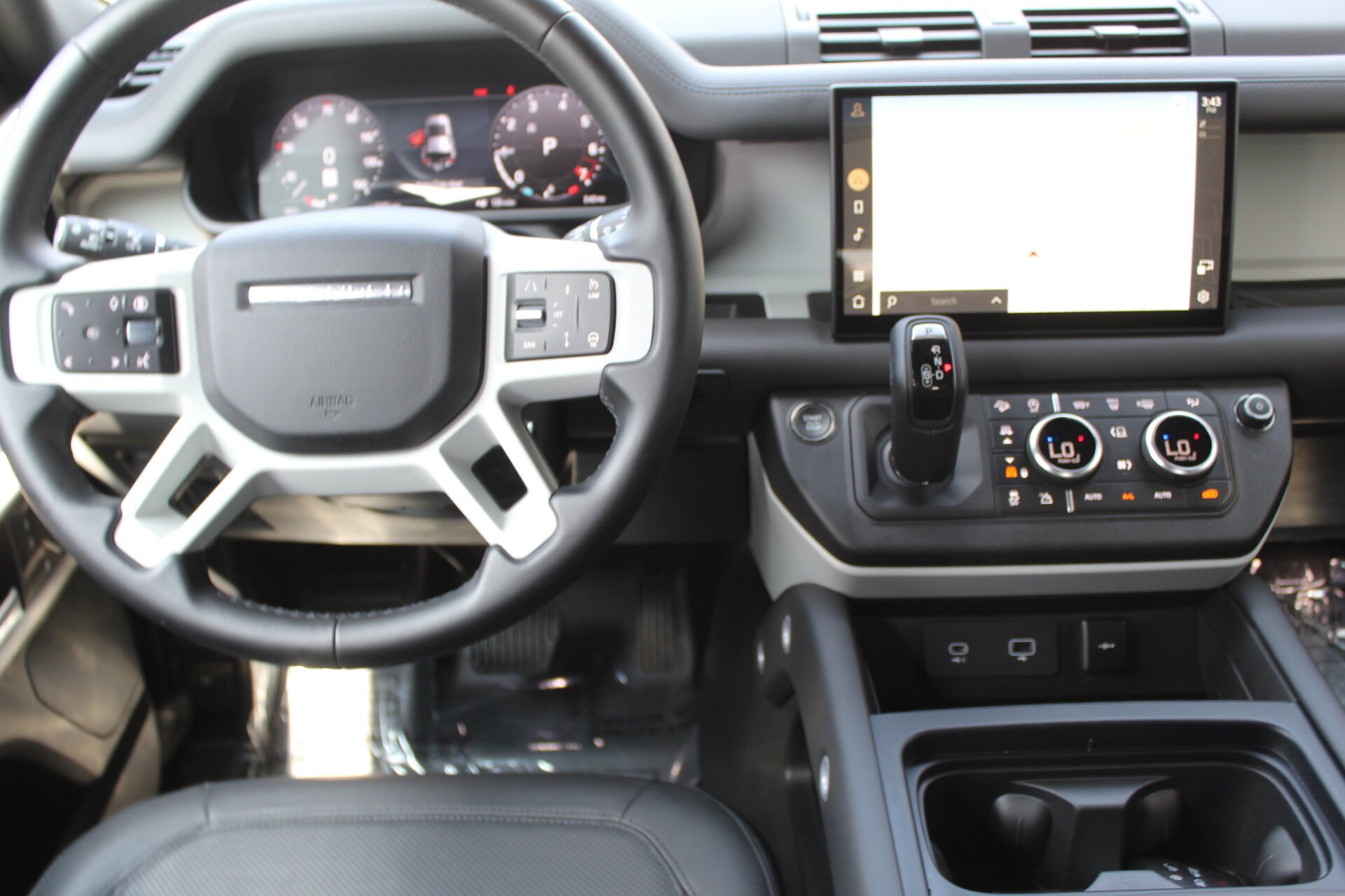 2024 Land Rover Defender 110 SE photo 4