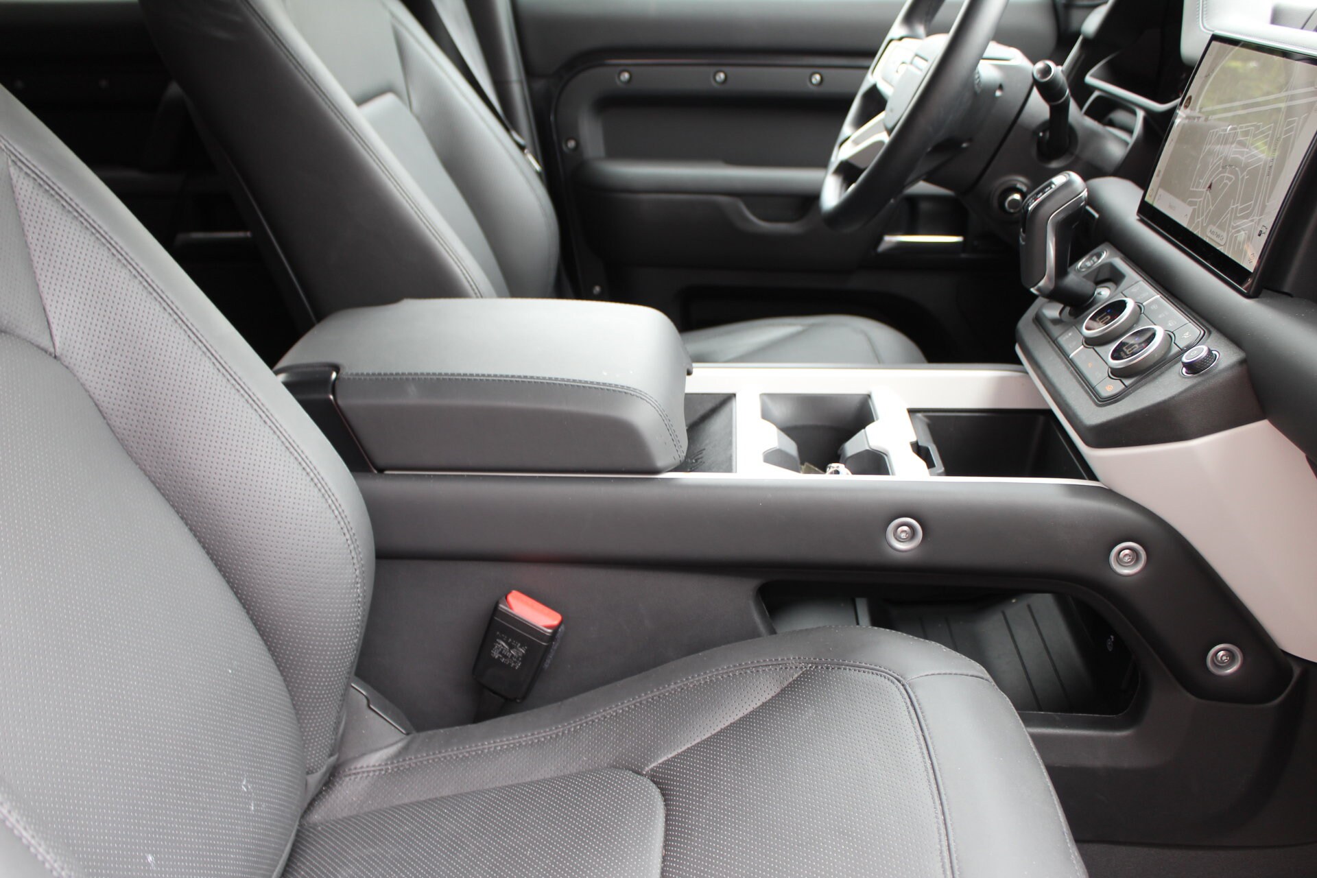 2025 Land Rover Defender 110 S photo 3