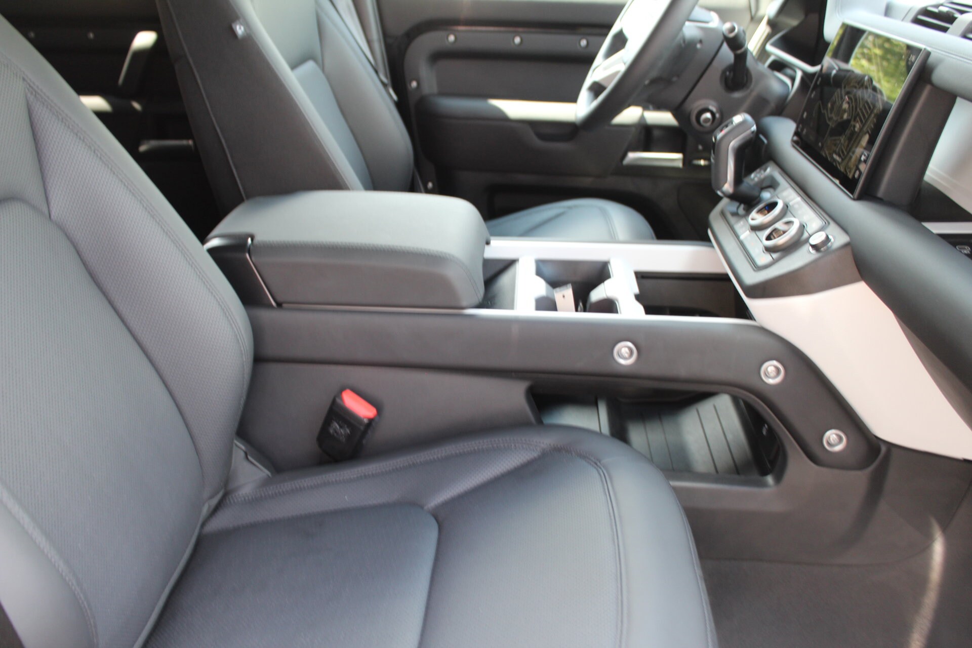2025 Land Rover Defender 110 S photo 3