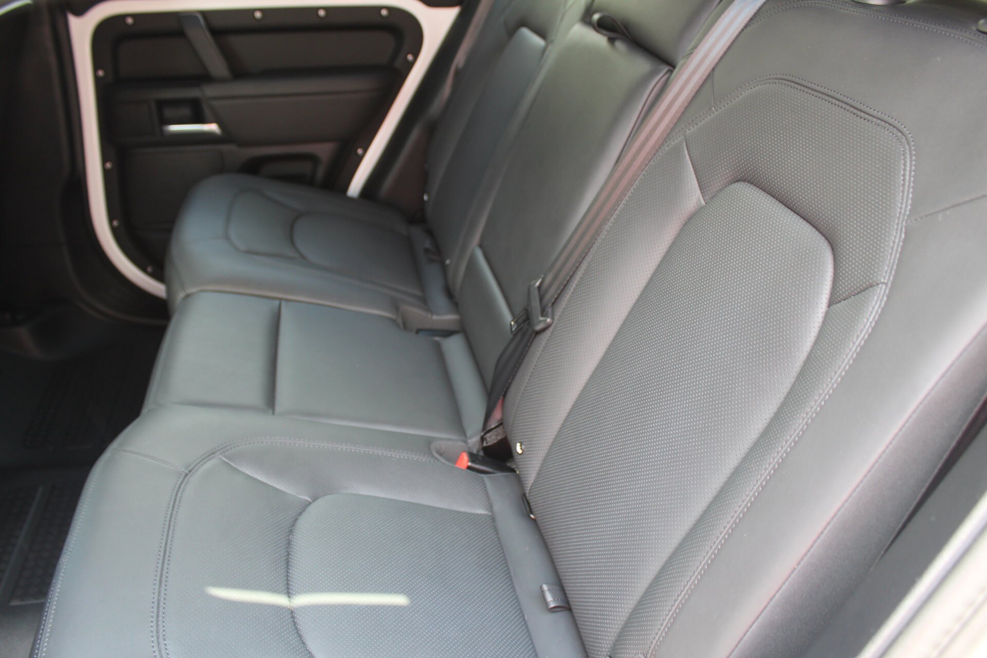 2025 Land Rover Defender 110 X-Dynamic SE photo 3