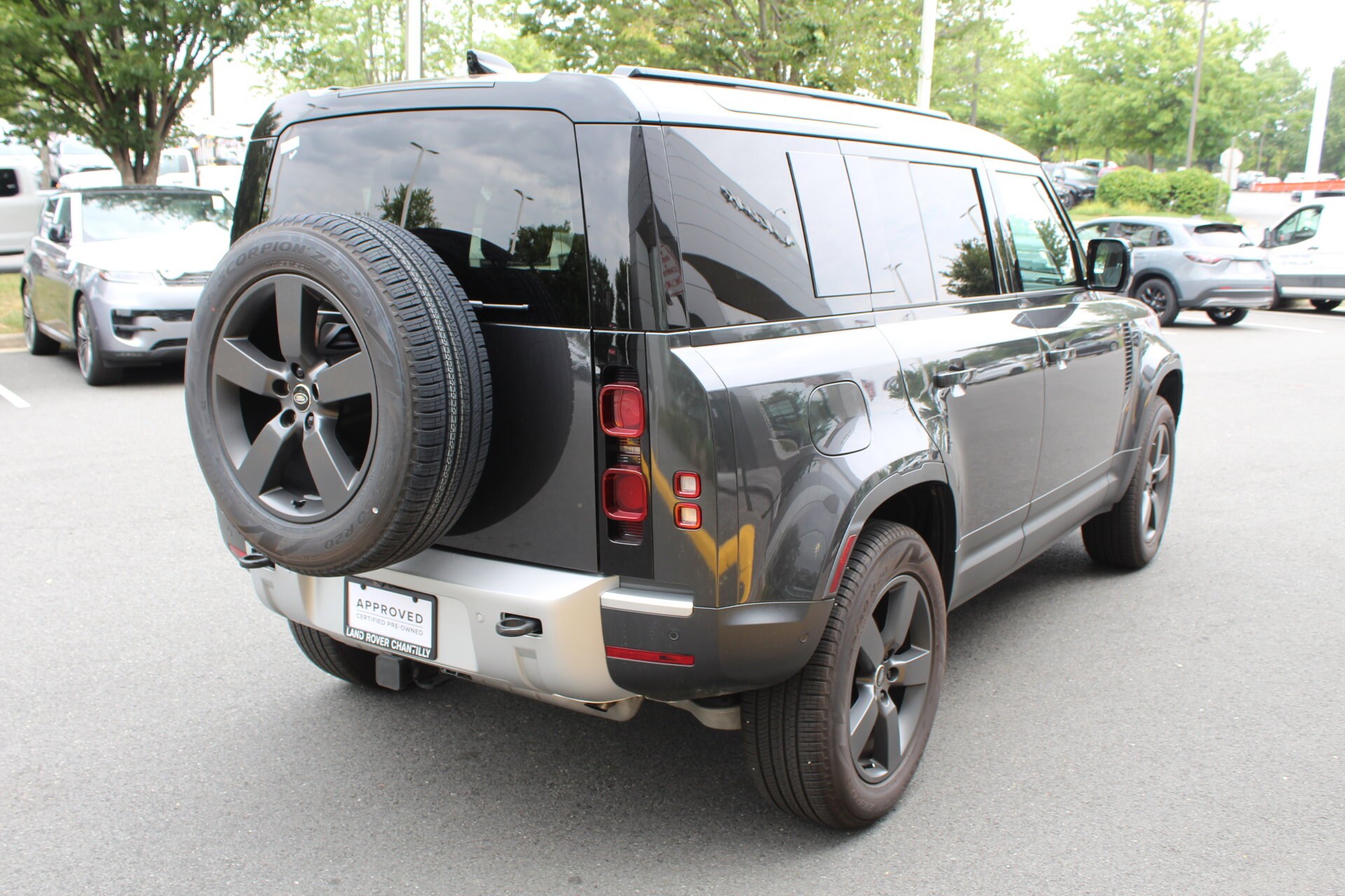 2025 Land Rover Defender 110 S photo 2