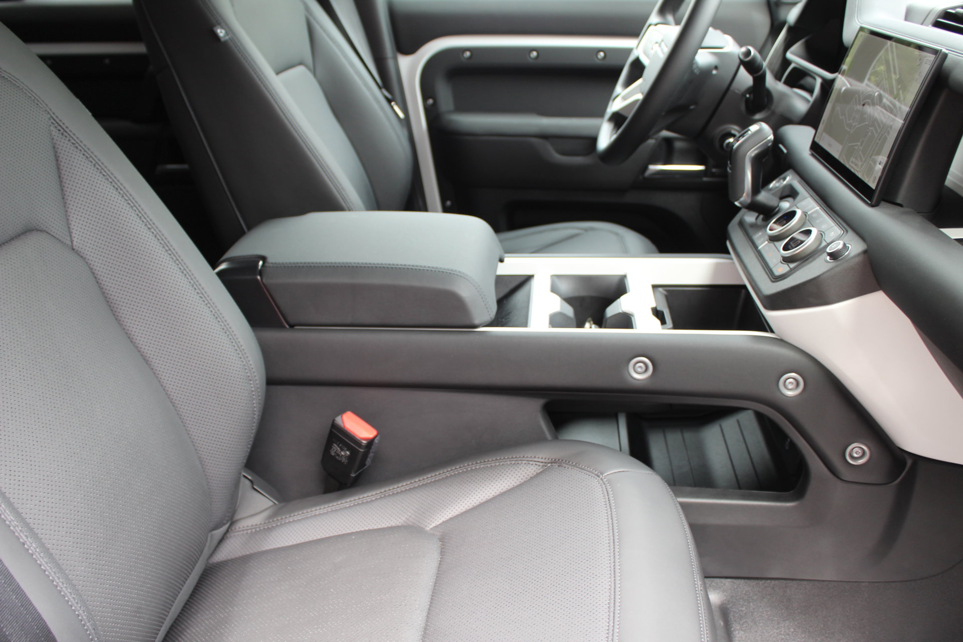2025 Land Rover Defender 110 S photo 3