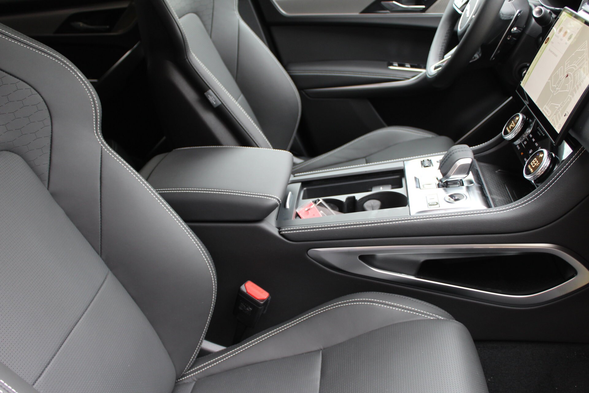 2026 Jaguar F-PACE P250 R-Dynamic S photo 3