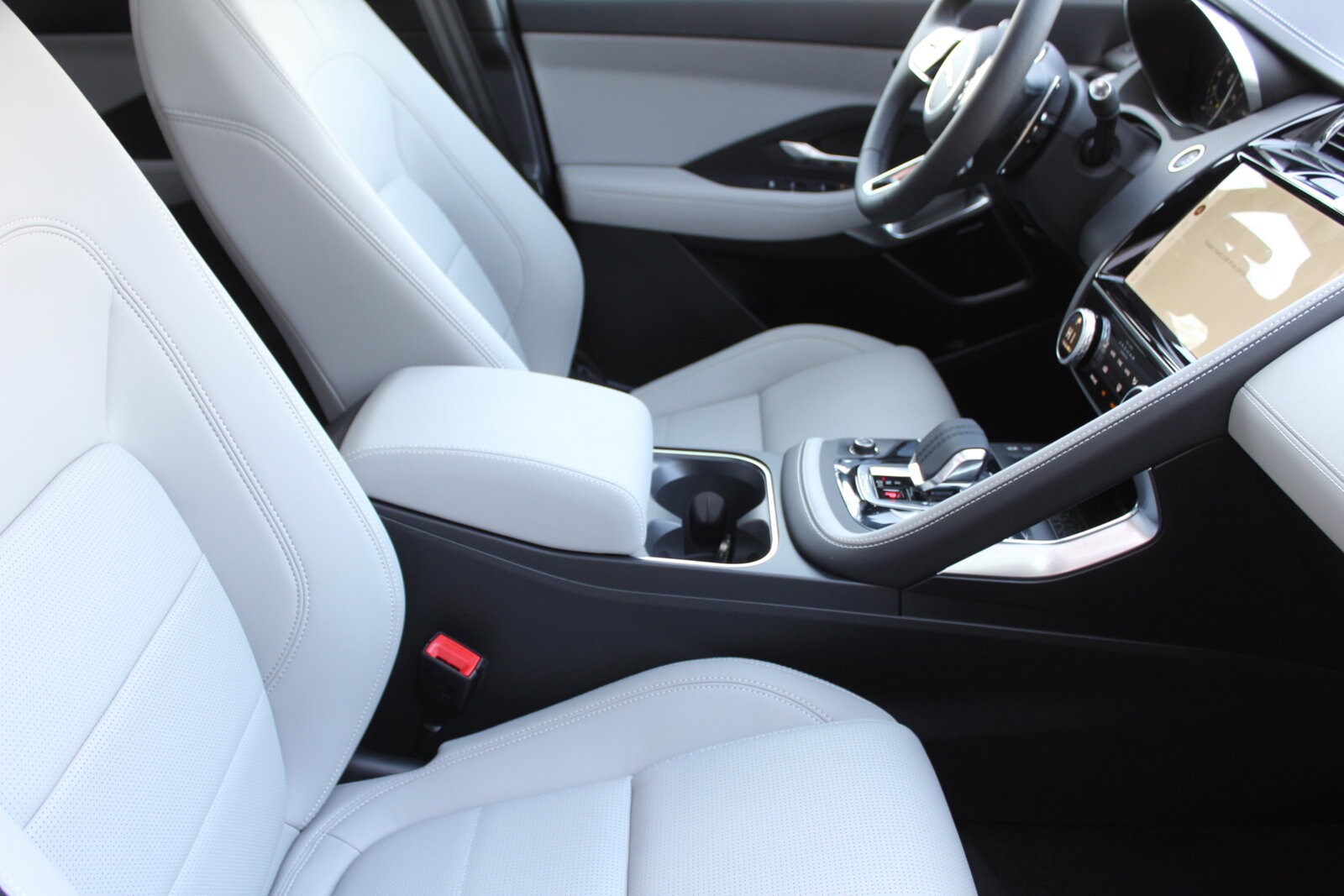 2024 Jaguar E-PACE R-Dynamic photo 3