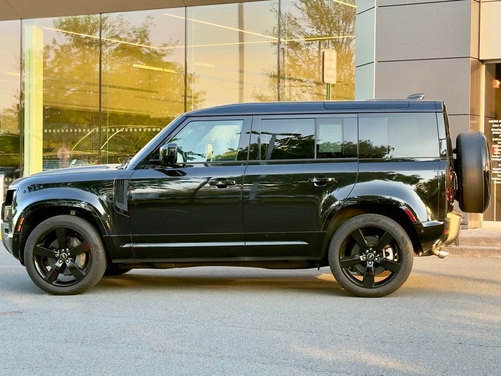 Used 2025 Land Rover Defender 110 X-Dynamic SE SUV