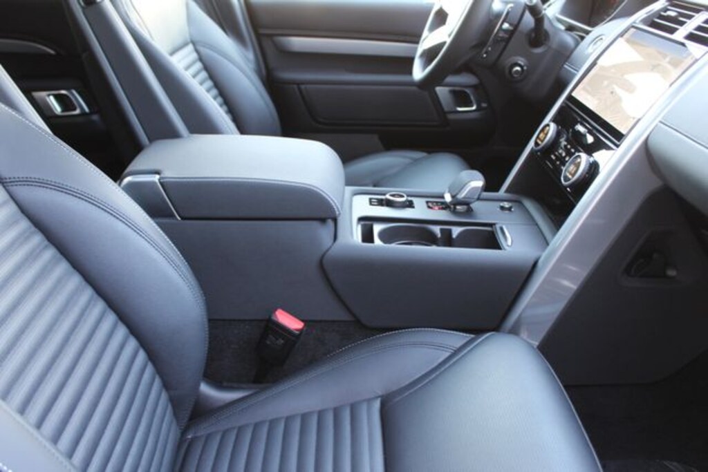 Certified 2025 Land Rover Discovery P360 Dynamic SE SUV