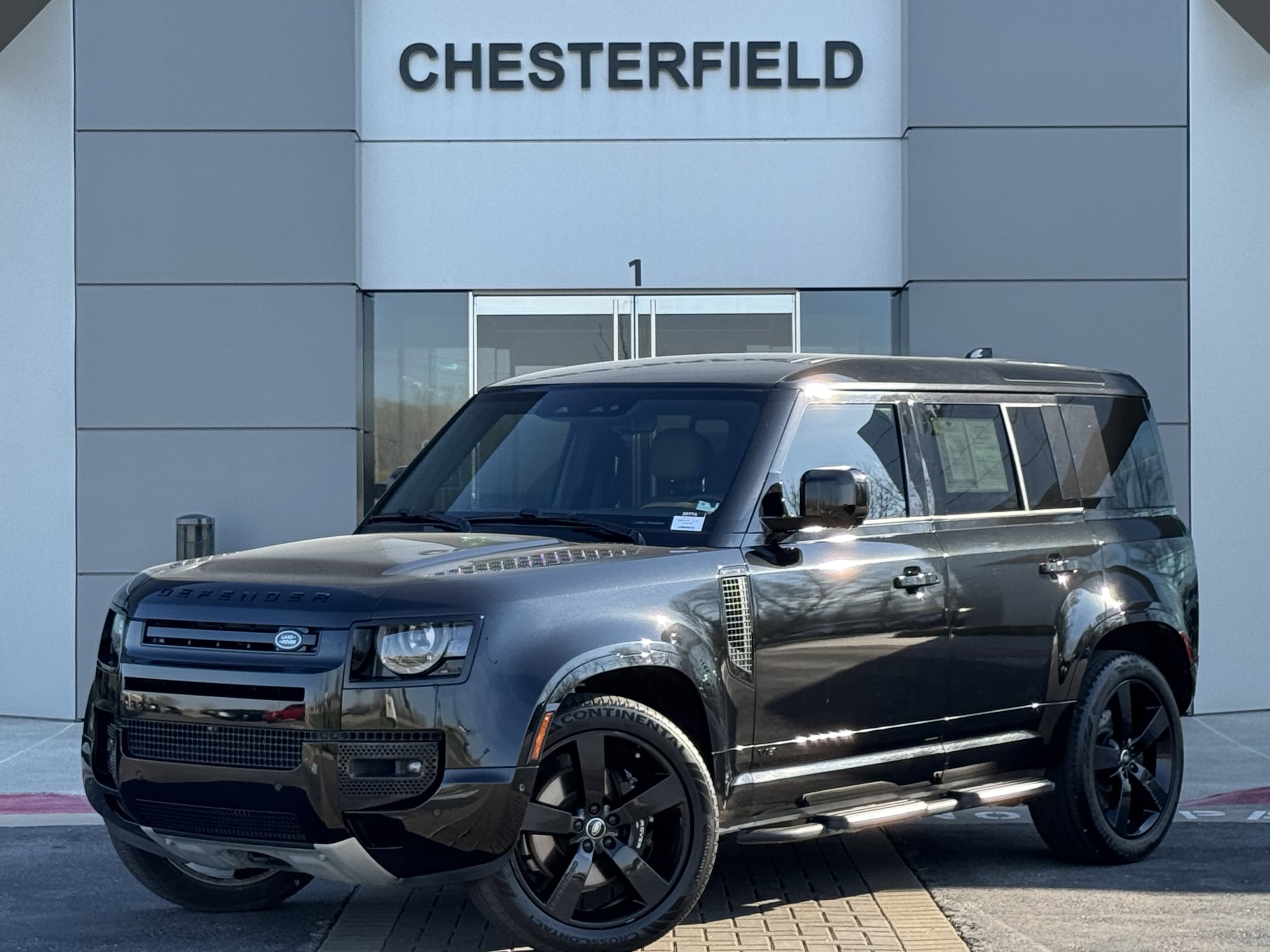2025 Land Rover Defender 110 V8 P525's photo
