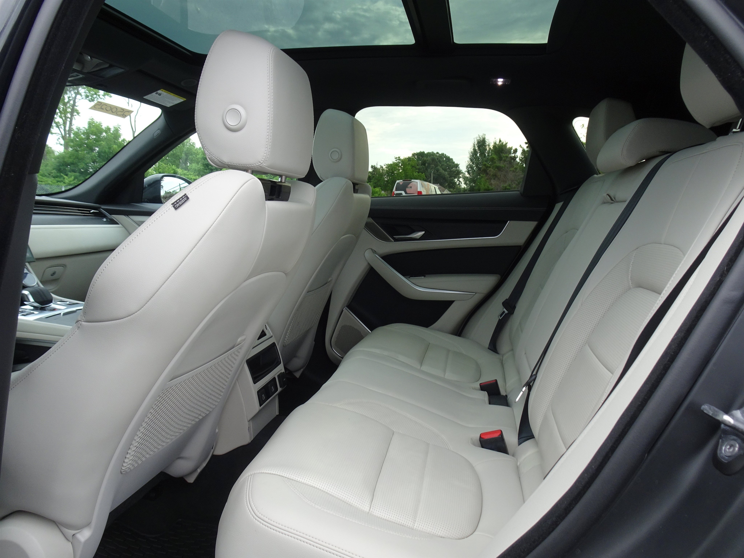 2025 Jaguar F-PACE R-Dynamic S - Photo 21