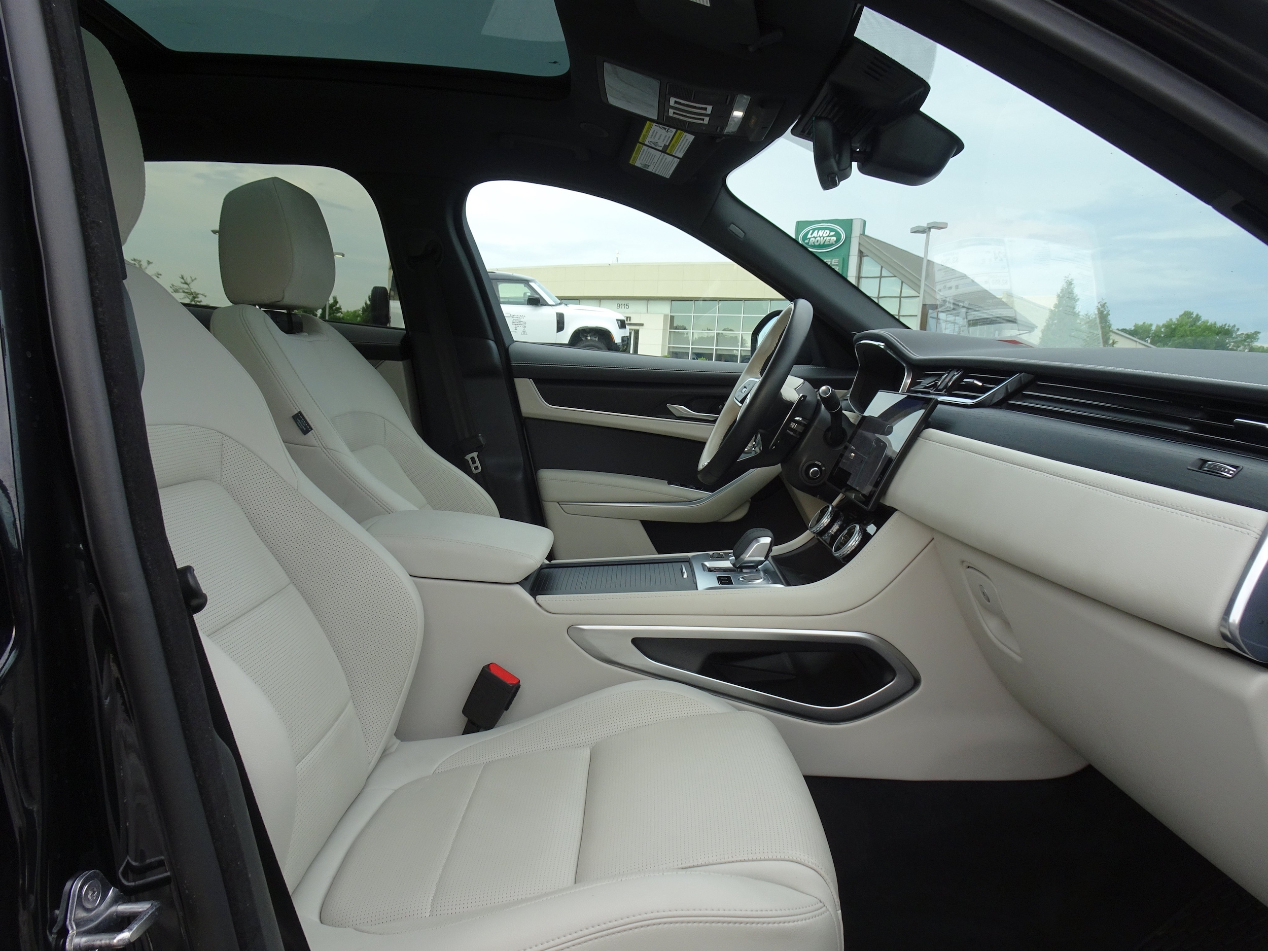 2025 Jaguar F-PACE R-Dynamic S - Photo 27