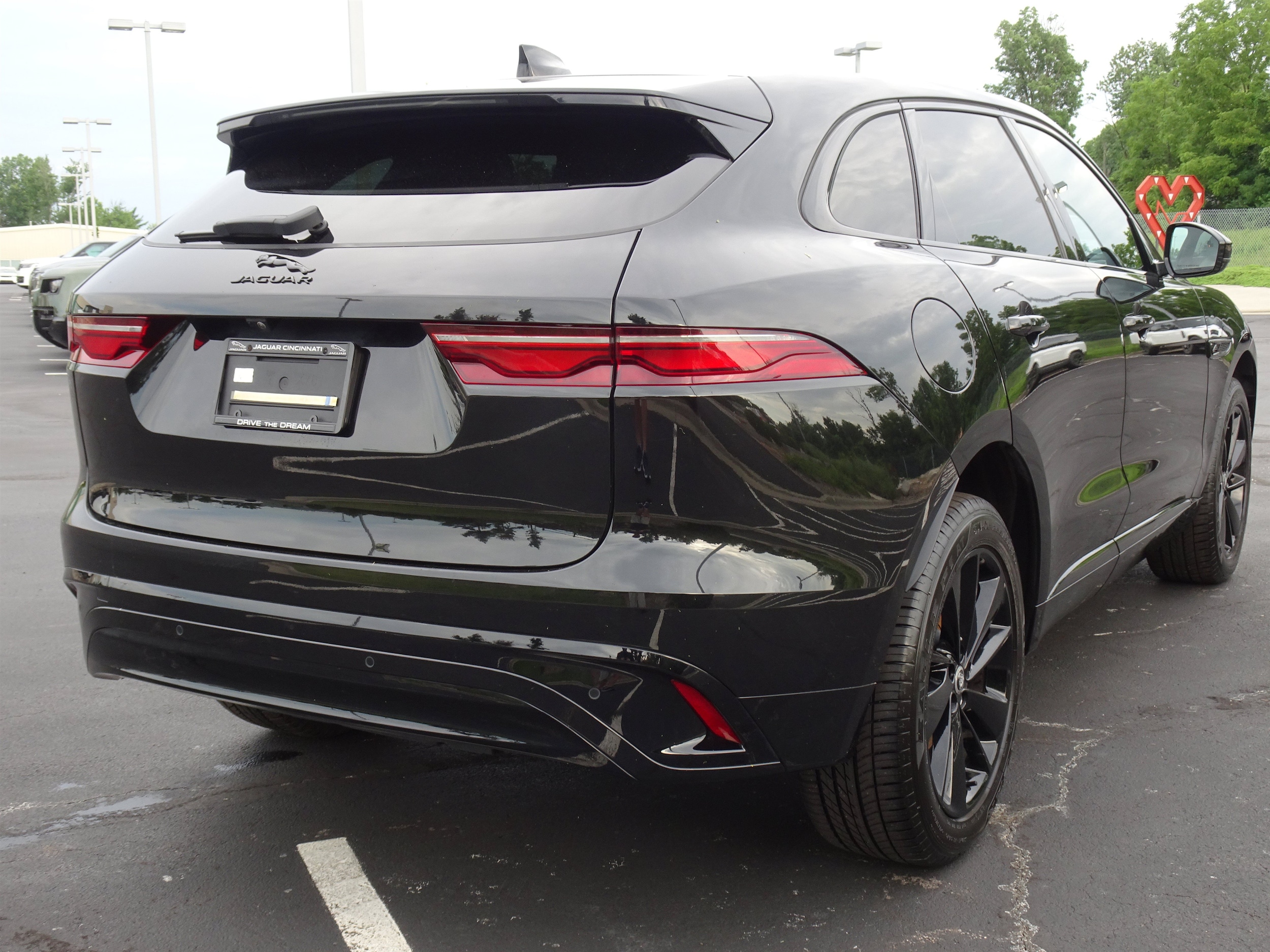 2025 Jaguar F-PACE R-Dynamic S - Photo 10