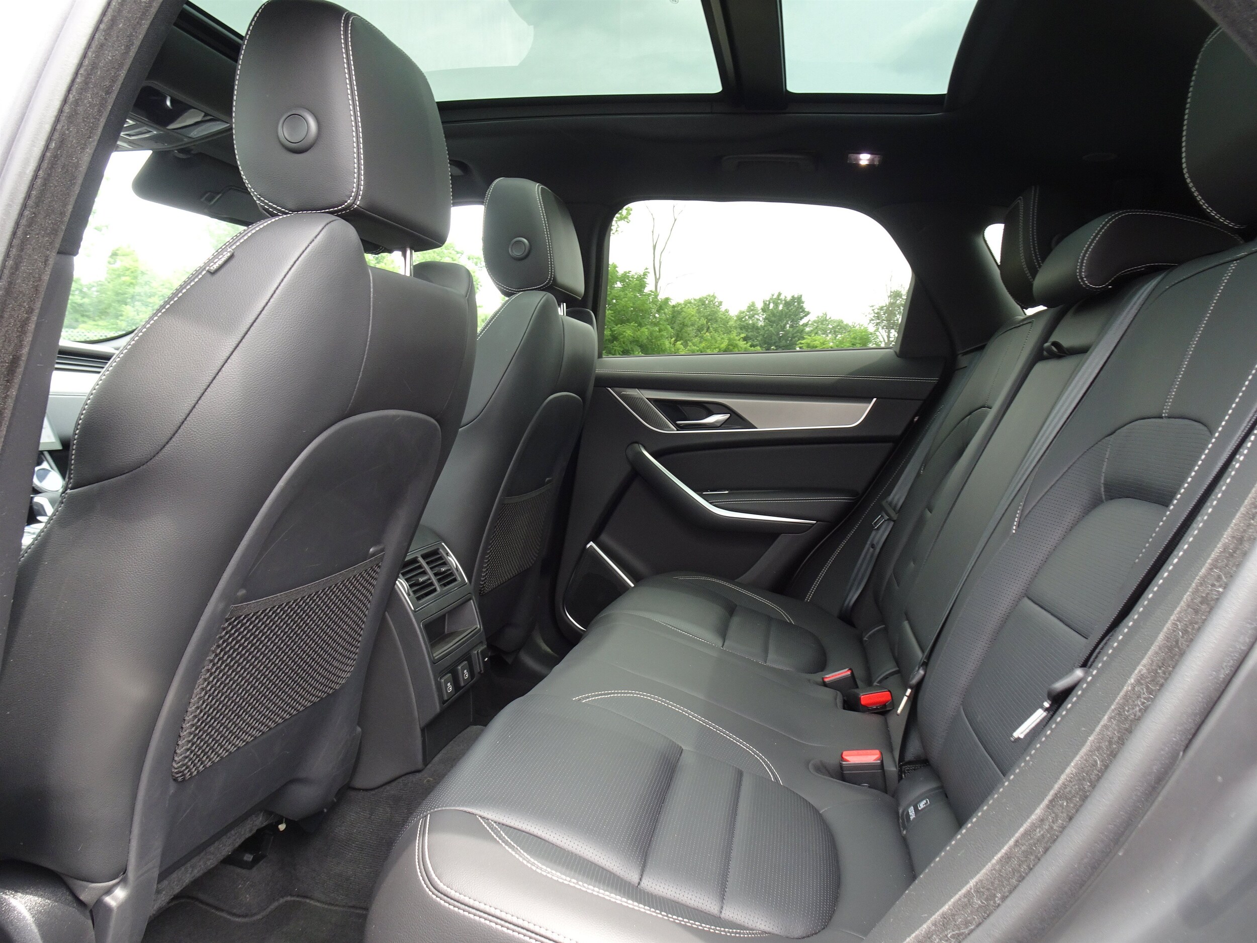 2025 Jaguar F-PACE R-Dynamic S - Photo 21