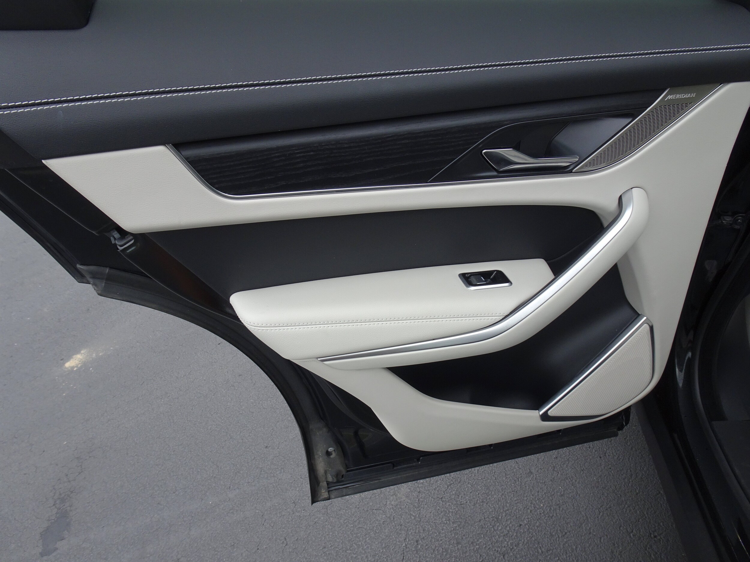 2025 Jaguar F-PACE R-Dynamic S - Photo 22