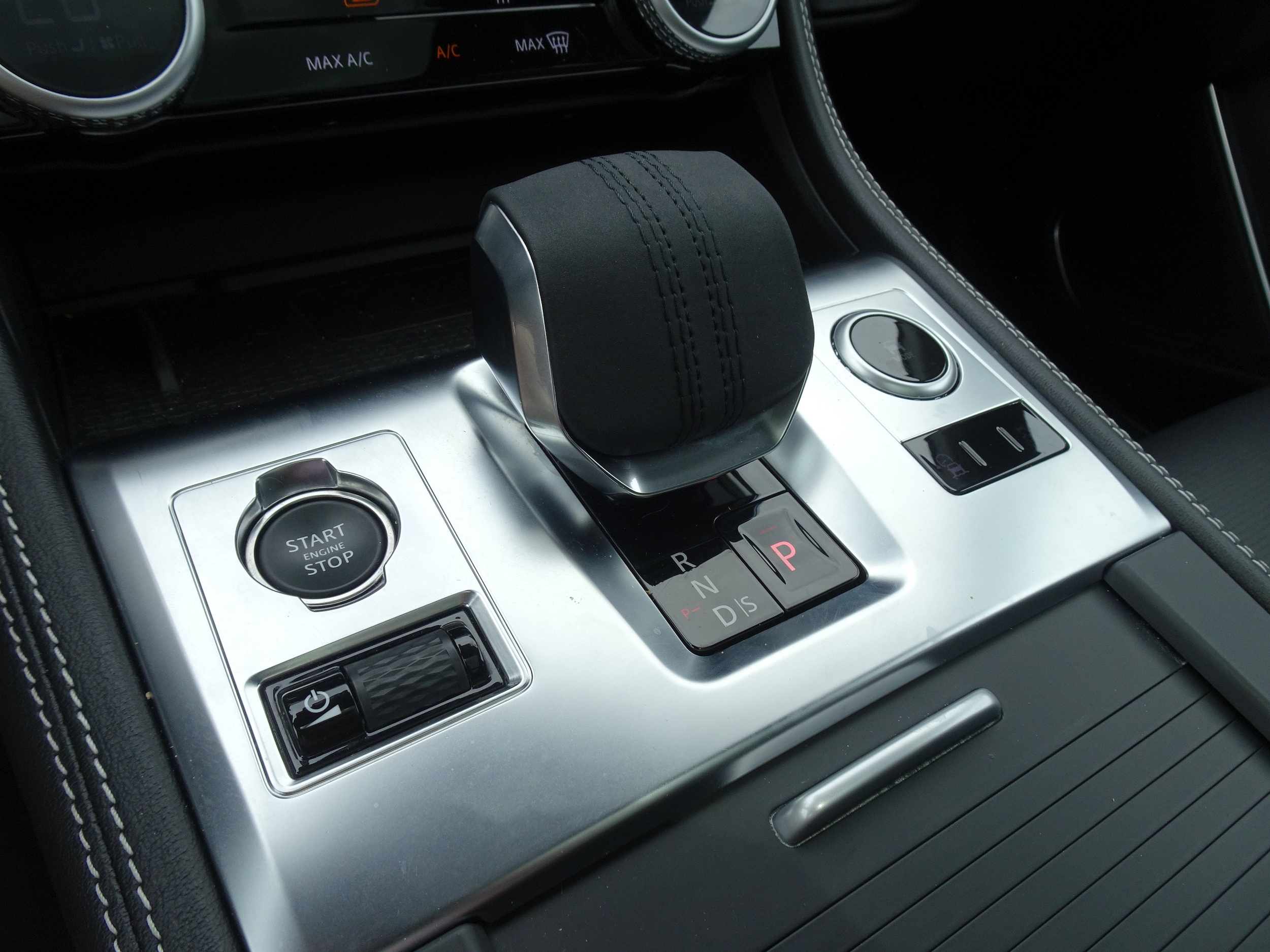2025 Jaguar F-PACE R-Dynamic S - Photo 24