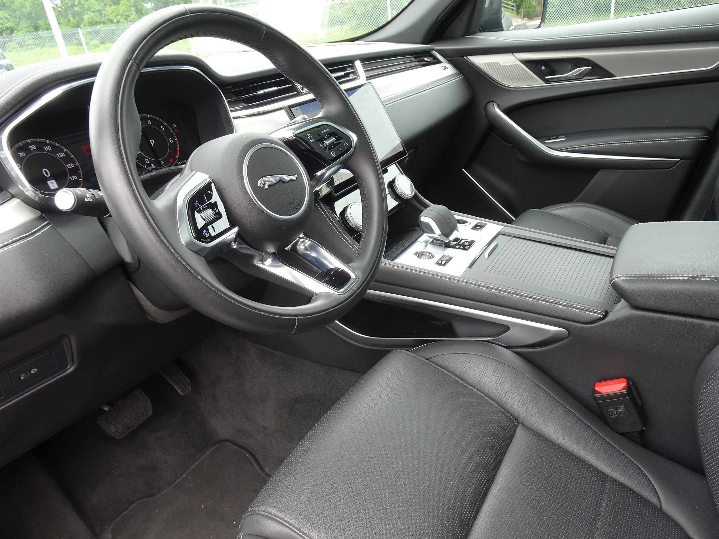 2025 Jaguar F-PACE R-Dynamic S - Photo 16
