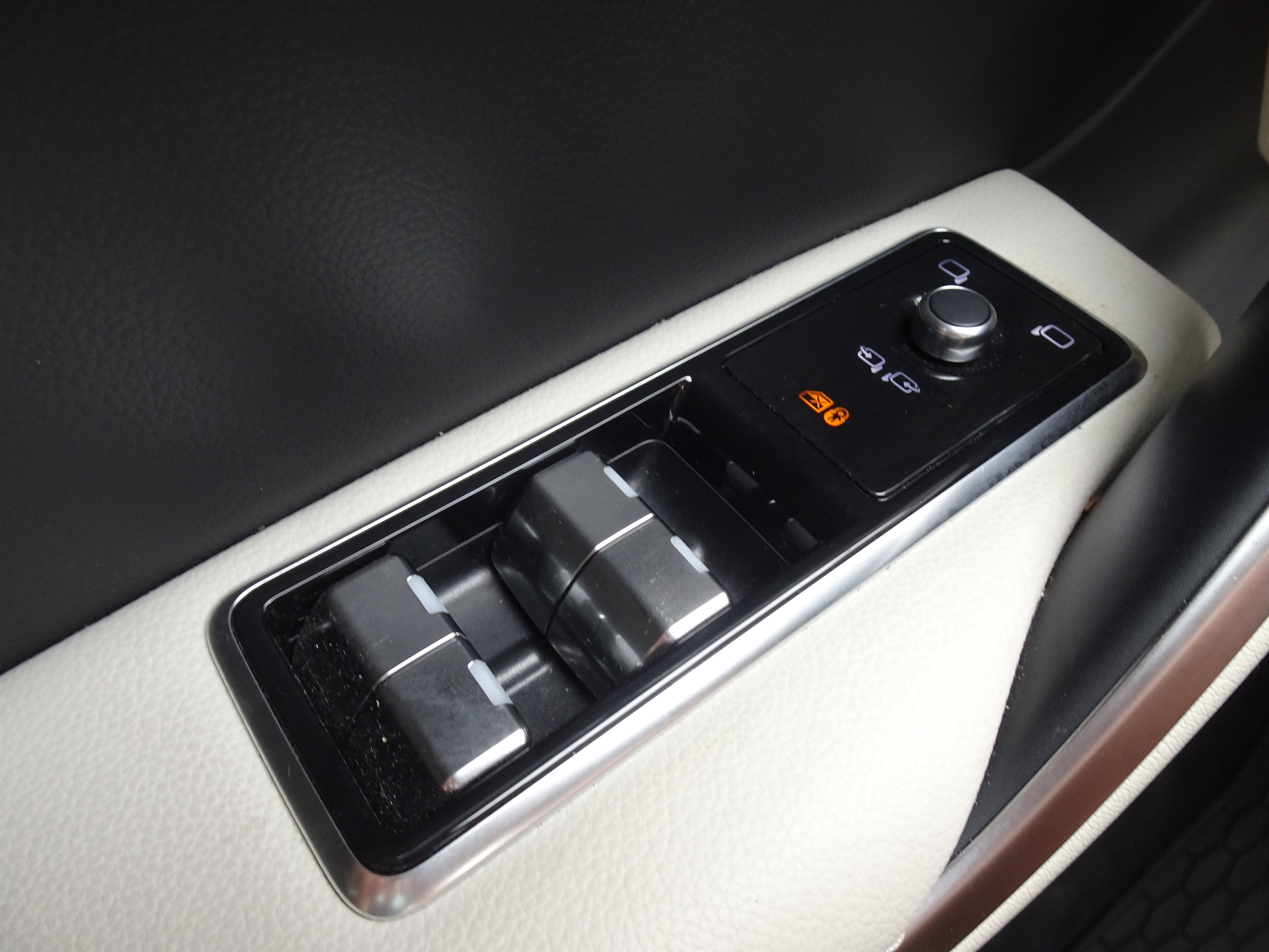 2025 Jaguar F-PACE R-Dynamic S - Photo 32