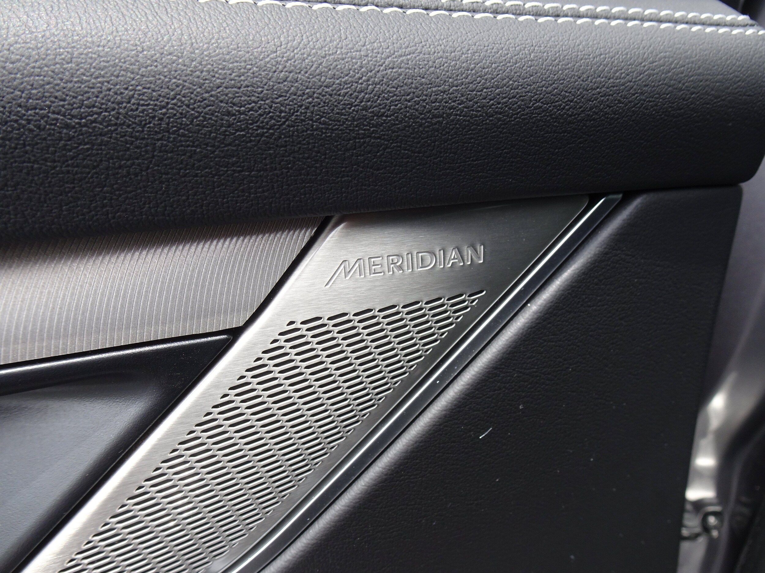 2025 Jaguar F-PACE R-Dynamic S - Photo 23
