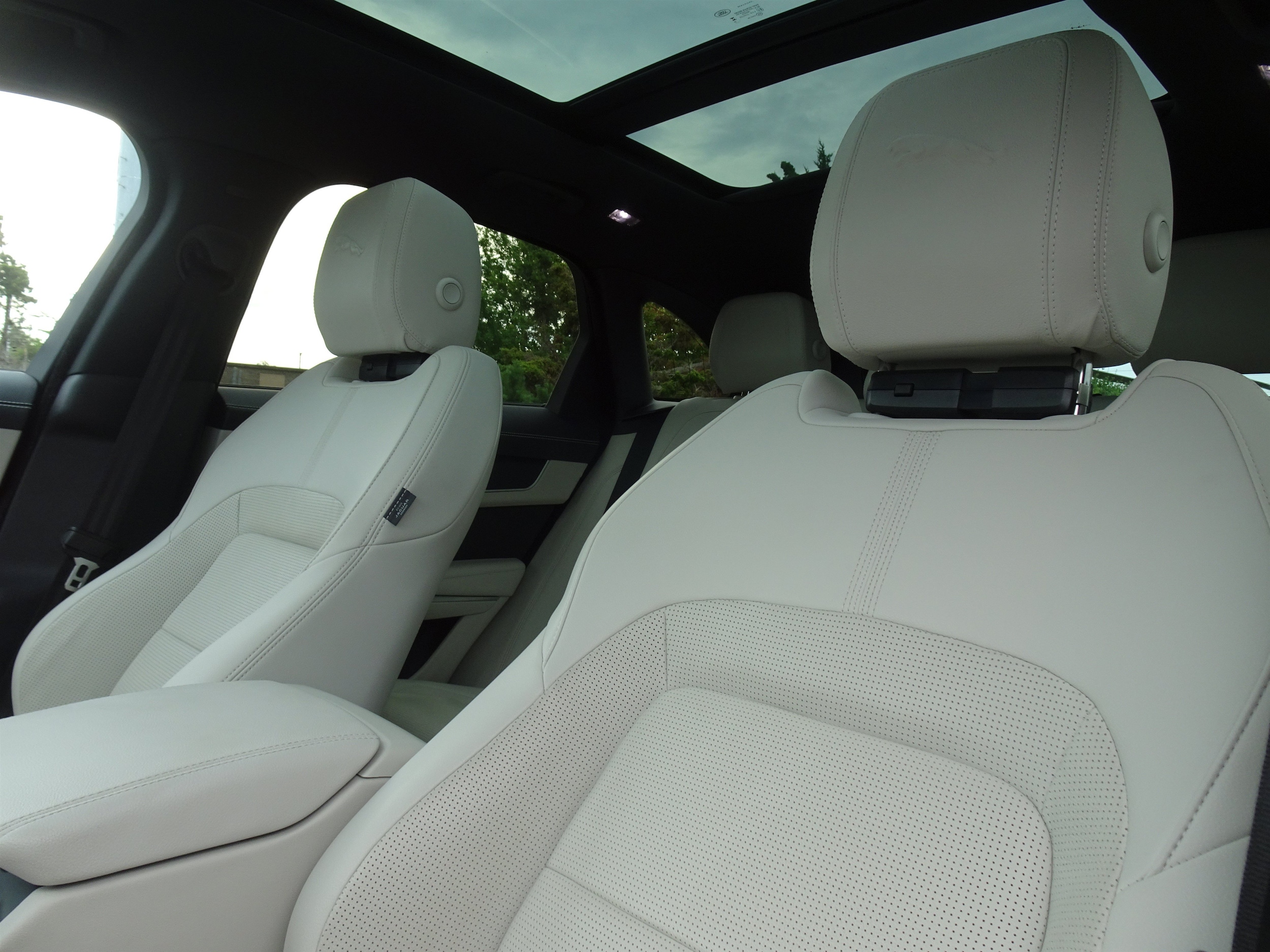 2025 Jaguar F-PACE R-Dynamic S - Photo 16