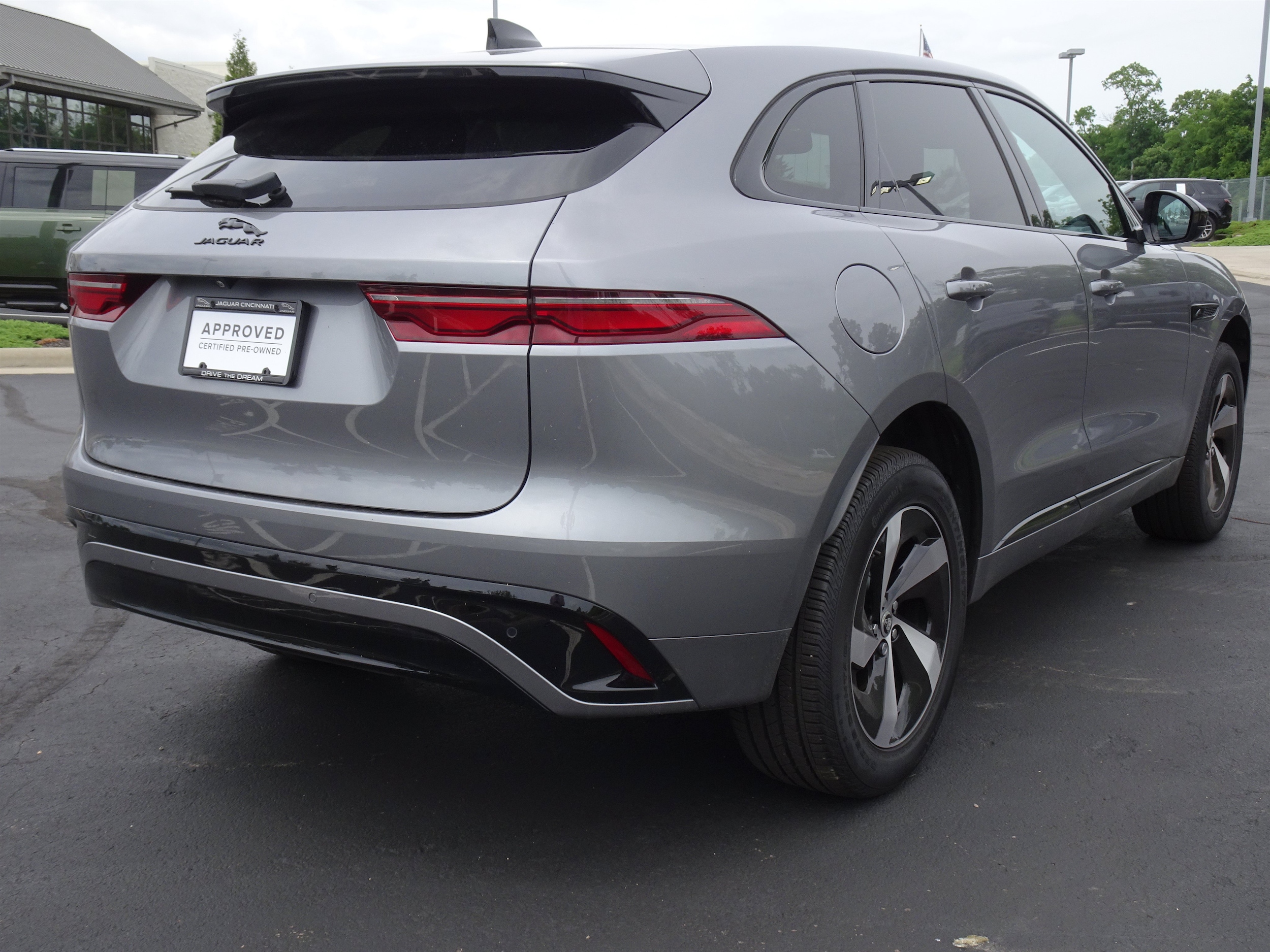 2025 Jaguar F-PACE R-Dynamic S - Photo 10