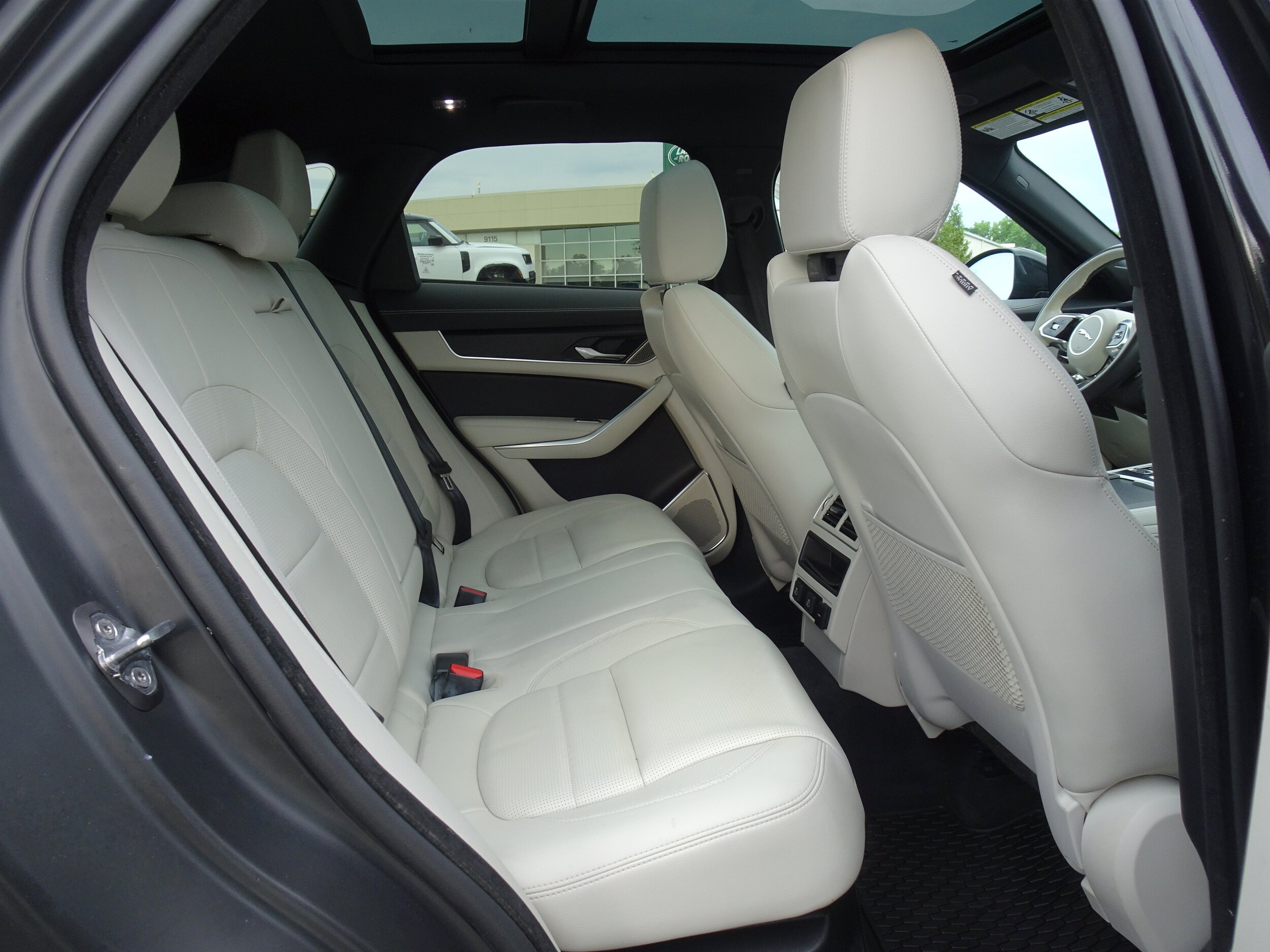 2025 Jaguar F-PACE R-Dynamic S - Photo 23