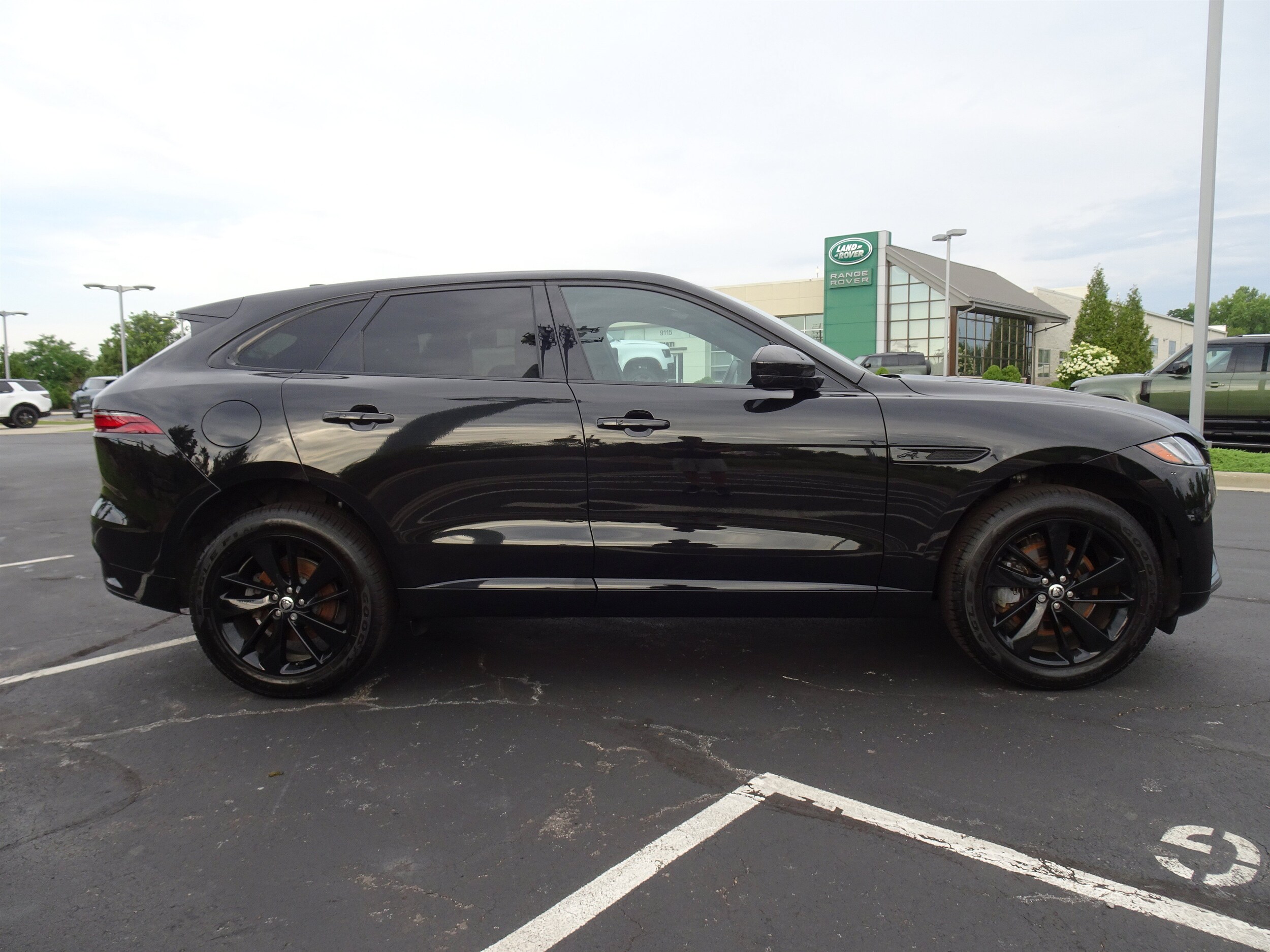 2025 Jaguar F-PACE R-Dynamic S - Photo 11